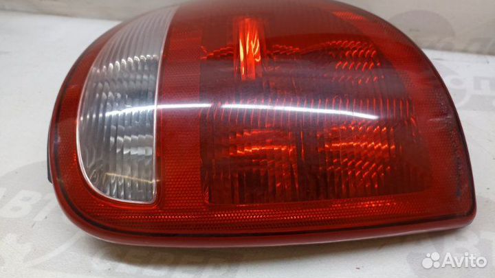 Фонарь задний правый Chrysler Voyager 3.3L V6 smpi