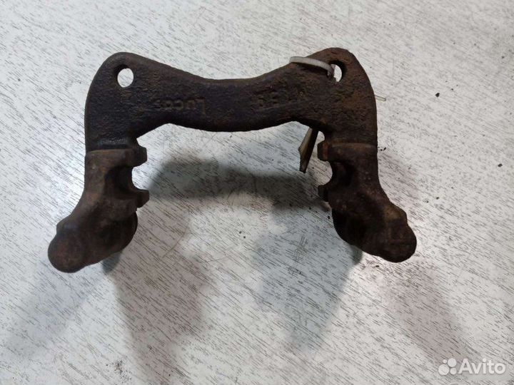 Скоба суппорта задняя Audi A6 C4 седан 2.6I 1996