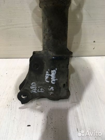 Стойка амортизатора переднего правого Ауди 80 Б3