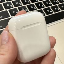 Правый наушник и кейс AirPods 2