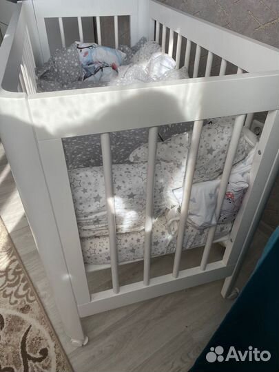 Детская кроватка с маятником