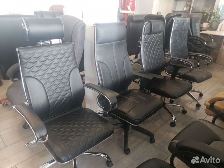 Компьютерное офисное кресло с высокой спинкой