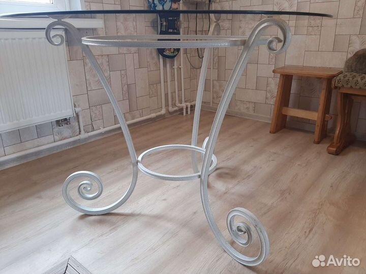 Кухонный стол стеклянный круглый