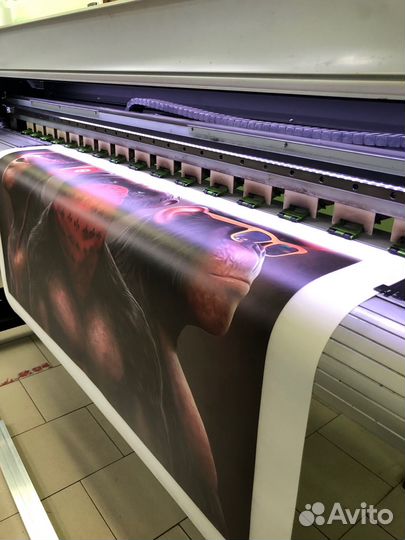 Широкоформатная печать баннеров наклеек рекламы