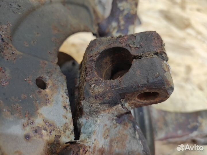 Кулак поворотный левый Volkswagen Passat B3