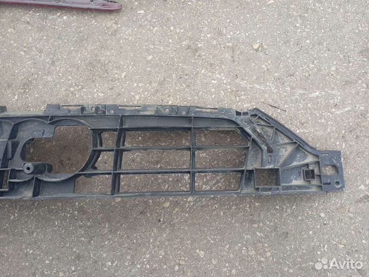 Кронштейн решетки радиатора Audi A7