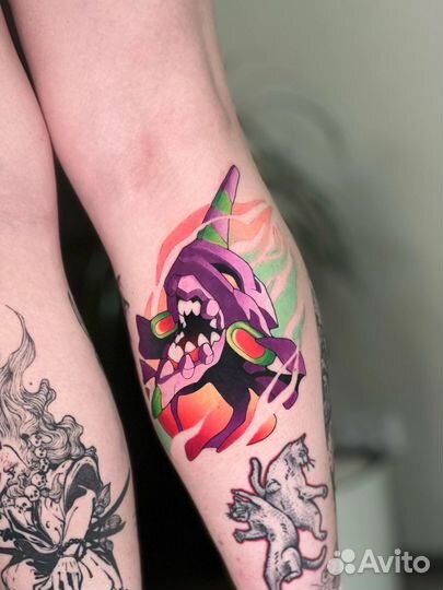 Цветная татуировка в салоне