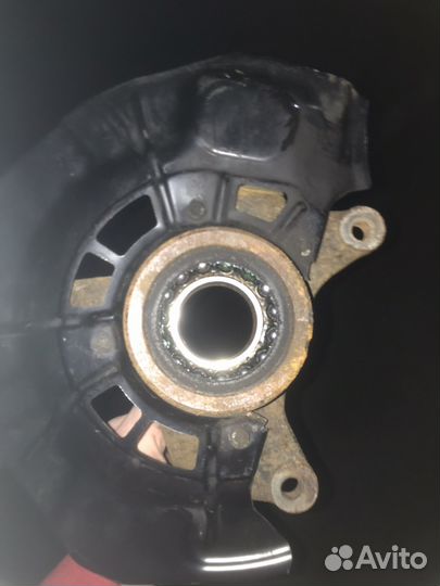 Левый поворотный кулак и ступица