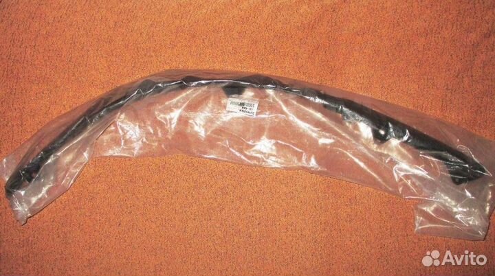 Накладка переднего бампера правая Toyota Avensis 2