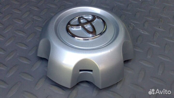 Колпак колесного диска на Toyota Land Cruiser