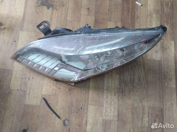 Фара левая Renault Megane III без кронштейна