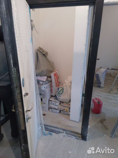 Дверь входная металлическая от застройщика