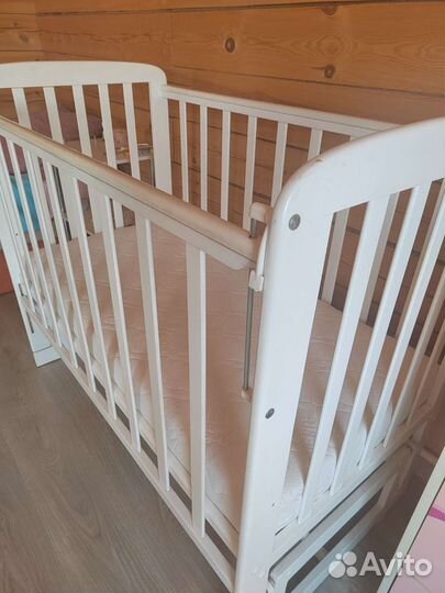 Детская кроватка с продольным маятником