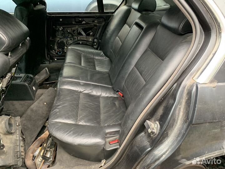 В разборе BMW 750i коротыш E32 1994