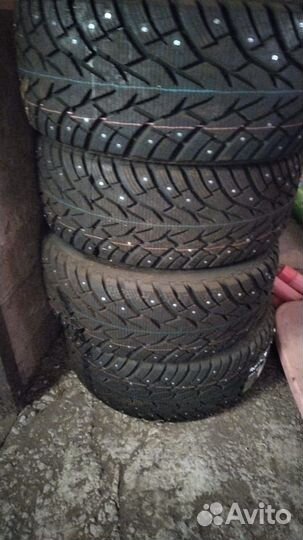 Royal Black Royal Stud 225/45 R17