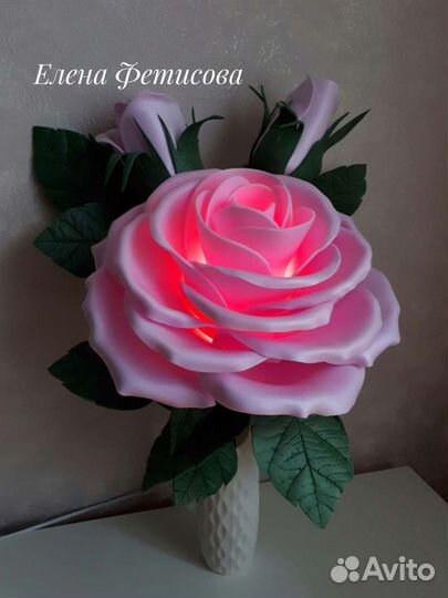 Роза в вазе с подсветкой