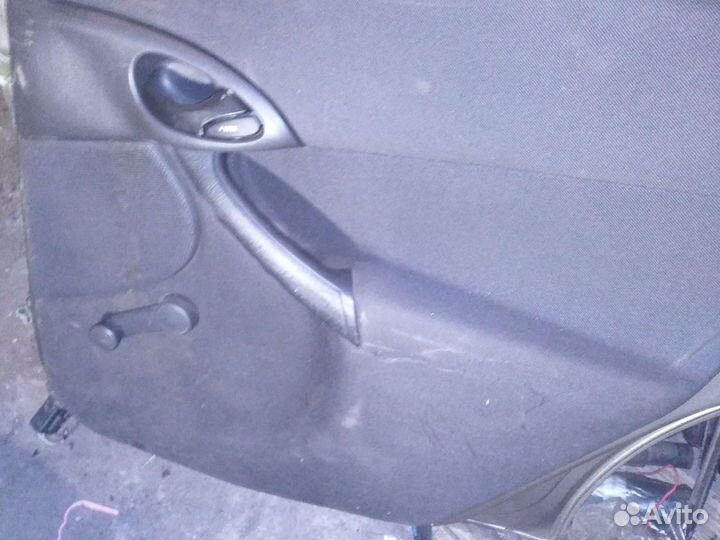 Форд Фокус 1 дверь задняя правая в сборе