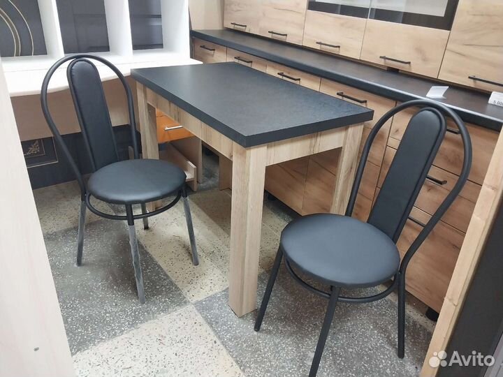 Кухонный стол и стулья