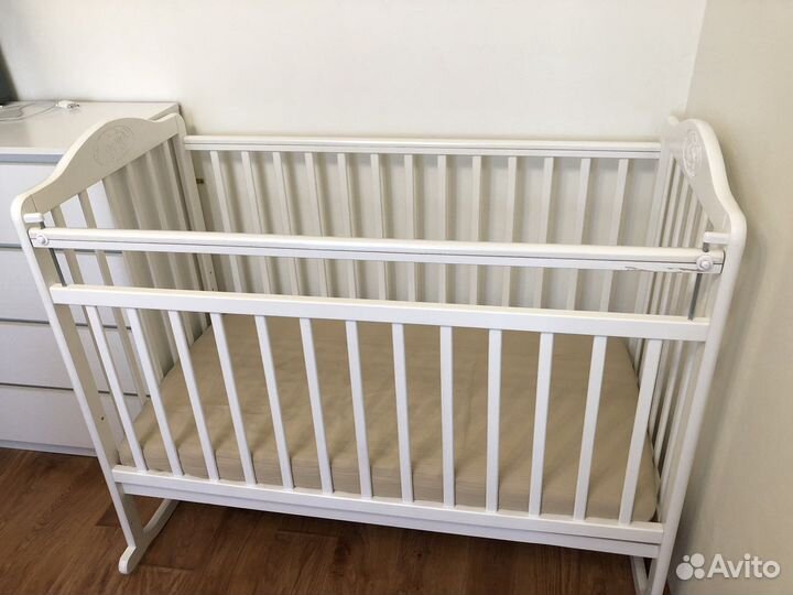 Кроватка-качалка белая в комплекте с матрасом