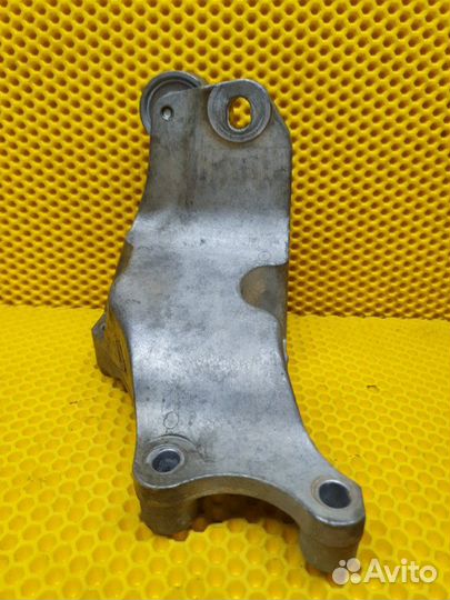 Кронштейн двигателя правый Ford Mustang VI N48H