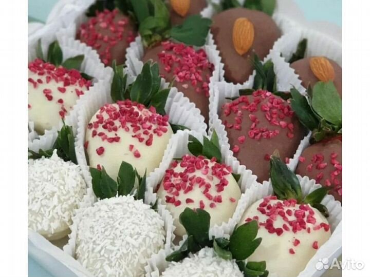 Цветы с клубникой в бельгийском шоколаде KLL-1595