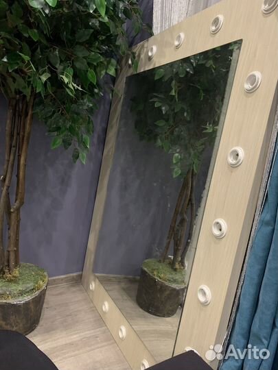 Гримерное зеркало с лампочками