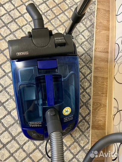 Угловой диван, стол кухонный и стулья