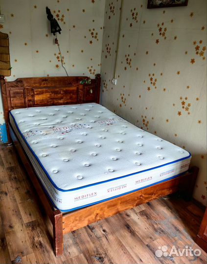 Продаю кровать с матрасом, натуральное дерево