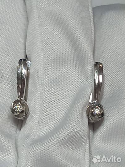 Золотые серьги с бриллиантом (31050)