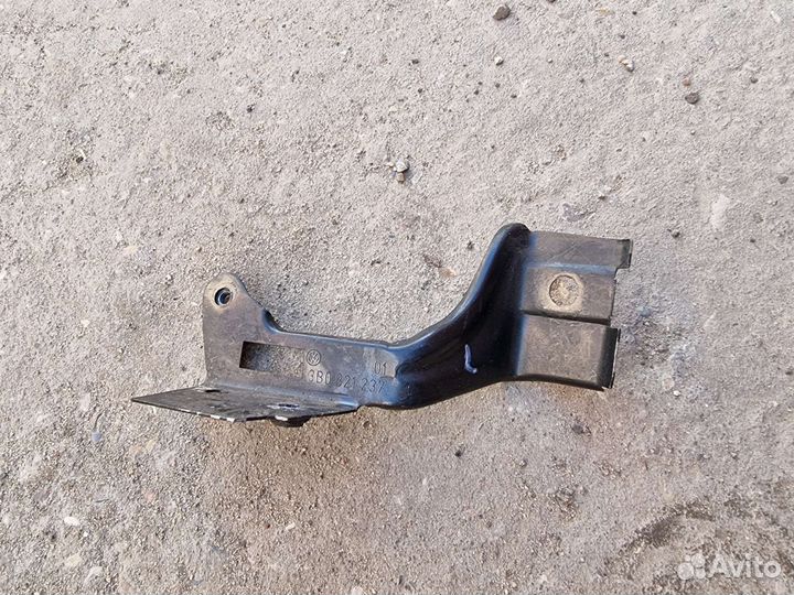 Кронштейн крепления крыла левый Пассат Б-5