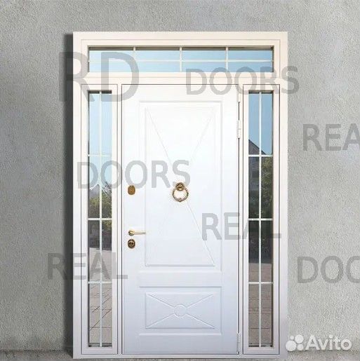 Нестандартная белая металлическая дверь для улицы