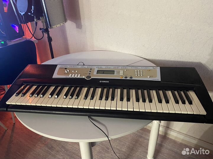Yamaha PSR R200