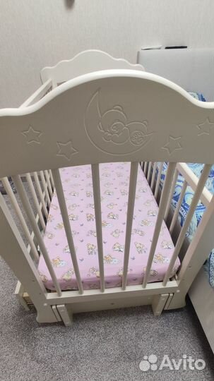 Детская кроватка с продольным маятником и ящиком