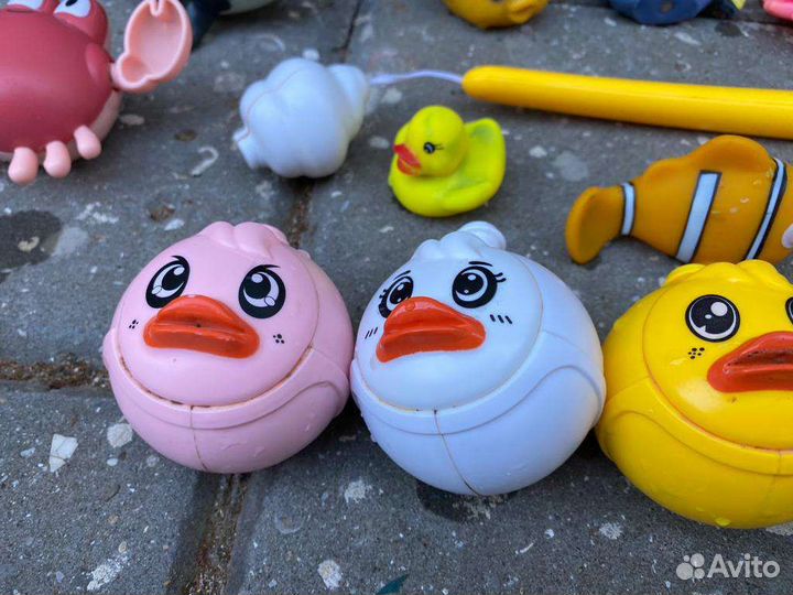 Игрушки для купания в ванной малыша
