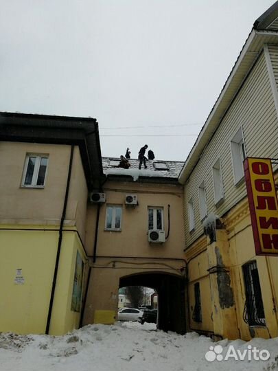 Чистка кровли от снега и наледи