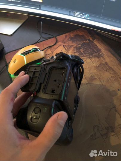 Зеркальный фотоаппарат nikon d700 с ручкой