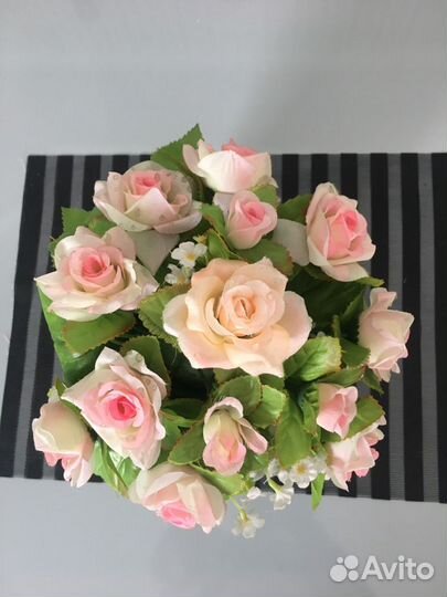 Цветы ромашки розы и зелень искусственная