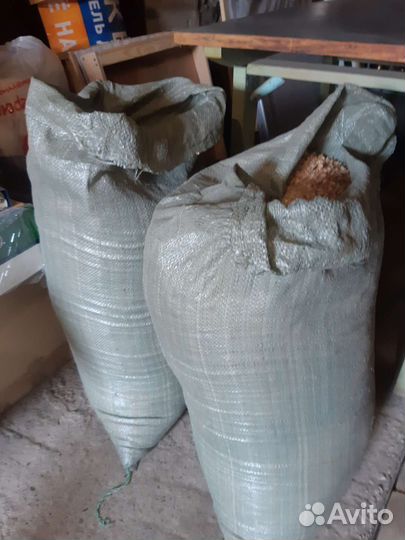 Опилки в мешках