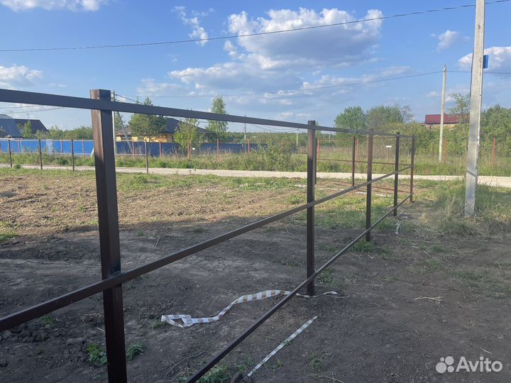 Установка каркаса забора