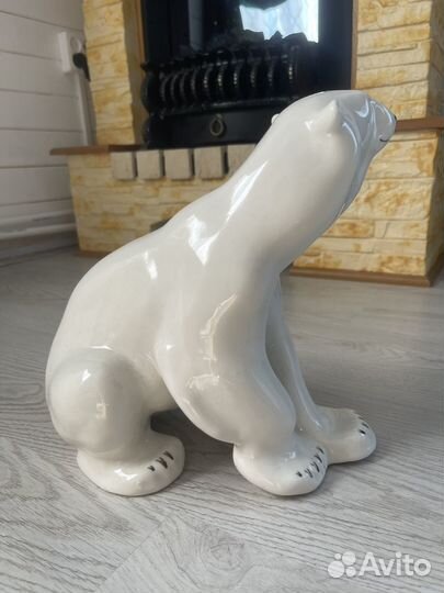 Фарфоровая статуэтка Белый Медведь