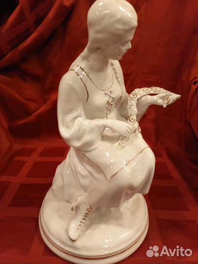 Статуэтка « Девушка с венком »