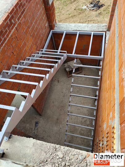 Установка центральной лестницы для большого дома