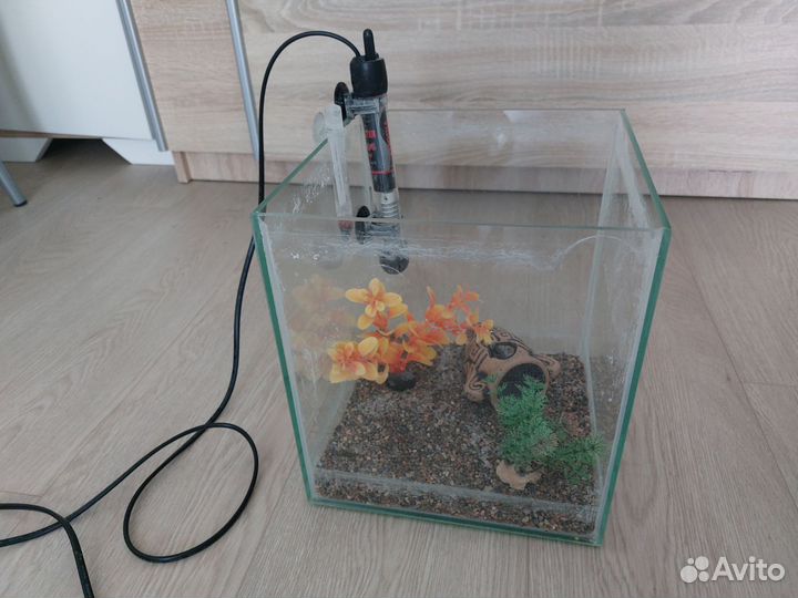 Аквариум с декором, нагревателем и градусником