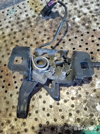 Замок капота Opel Astra J