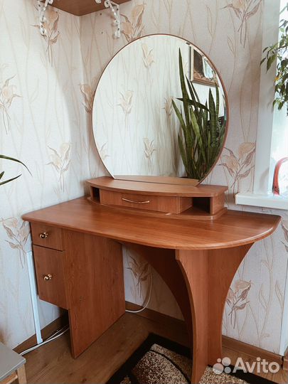 Косметический столик с зеркалом