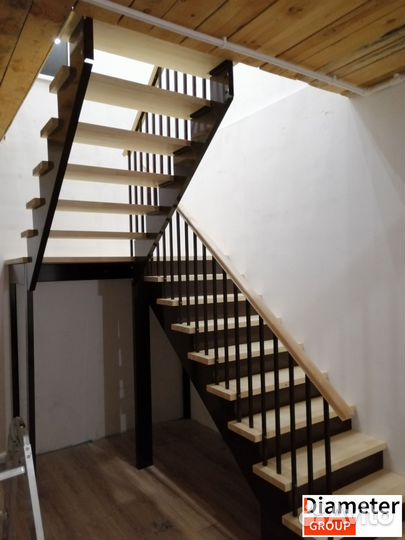 Привлекательная лестница с площадкой