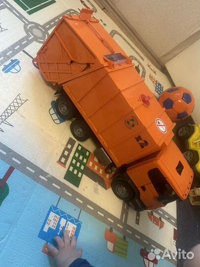 Мусоровоз Bruder Skania