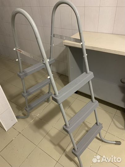 Лесенка в бассейн