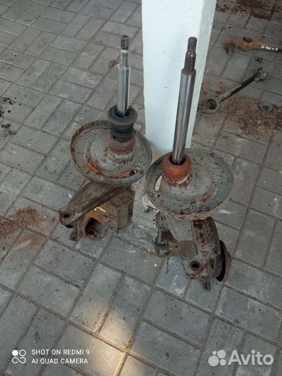 Кулаки поворотные с амортизаторами от Ауди 100 с-3