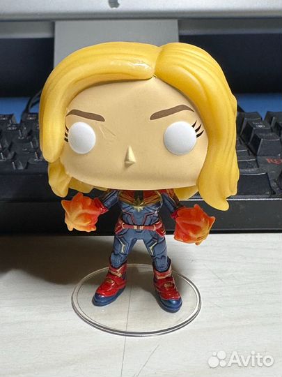 Funko pop Captain Marvel 432 (gitd walmart exc)